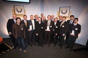 Gruppenbild mit den Prämierten, der Jury und den Gastgebern